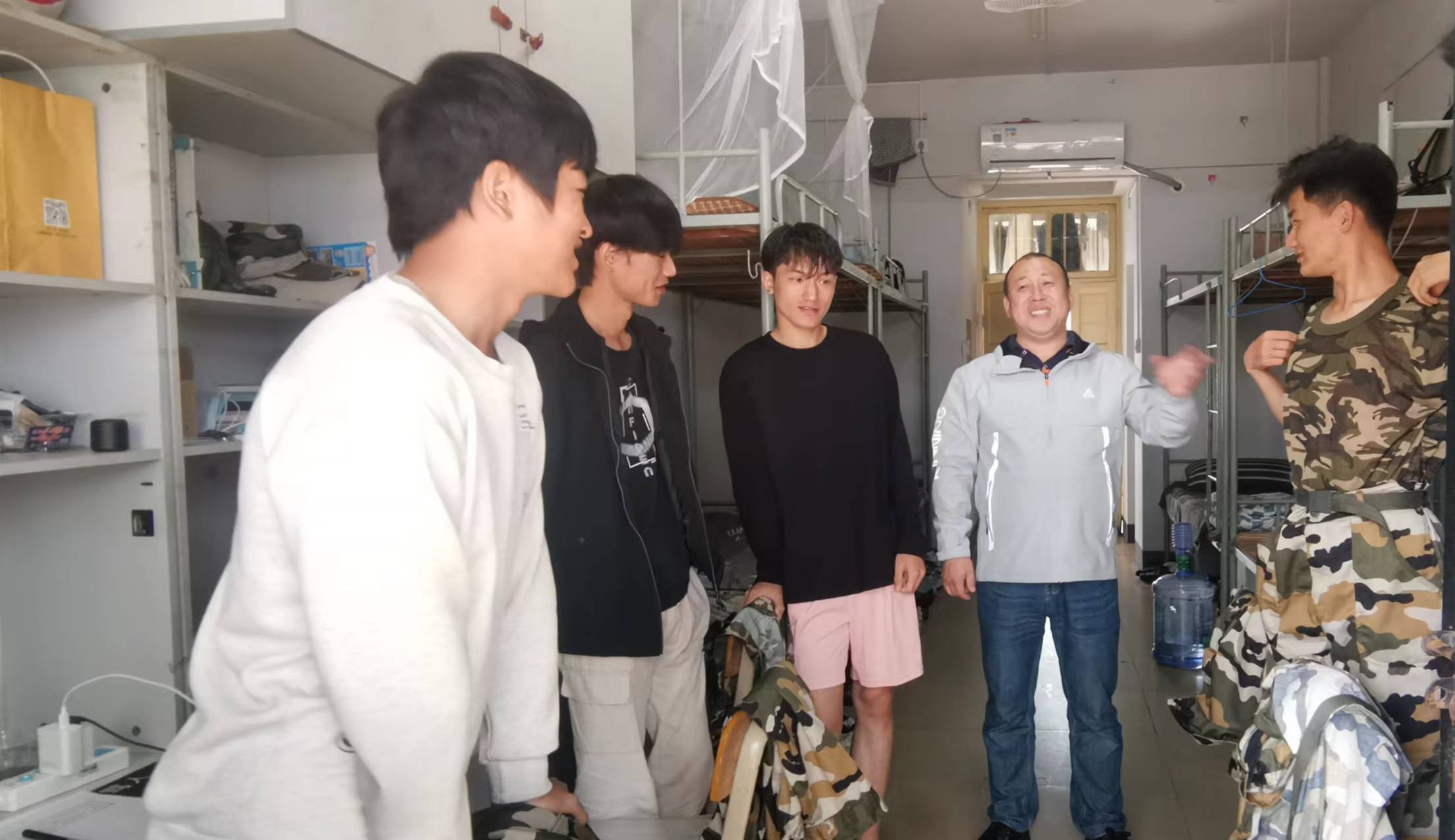 贸易与旅游管理开yun体育app领导和老师深入宿舍走访慰问新生